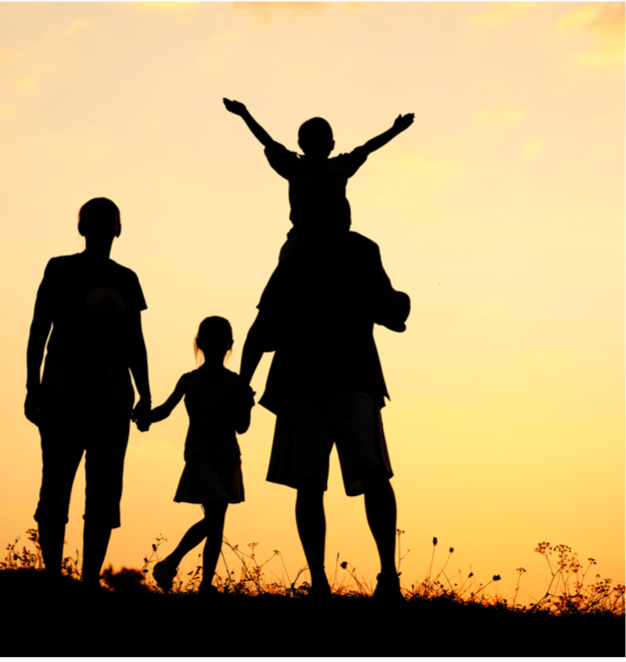 Famille au coucher du soleil